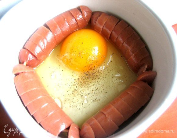 Переносим заготовочку осторожно в форму,поправляем,солим,перчим. Желток остаётся в центре!