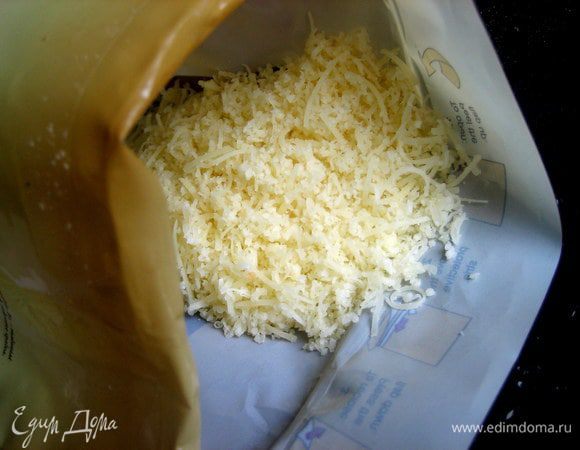 Берём уже натёртый сыр Джюгас или натираем кусочек сами...