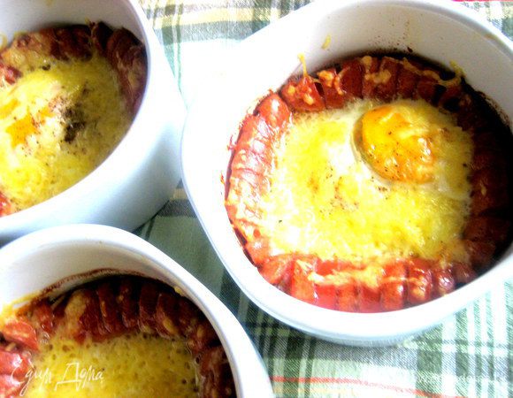 Запекаем в разогретой духовке минут 15, пока яйца не схватятся, а сыр не запечётся.