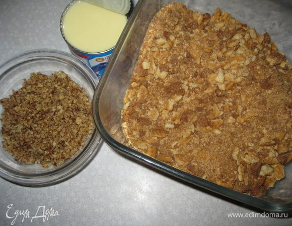 Печенья и орехи раскрошить, порезат или перемолоть. Отсыпаем горстку крошек.