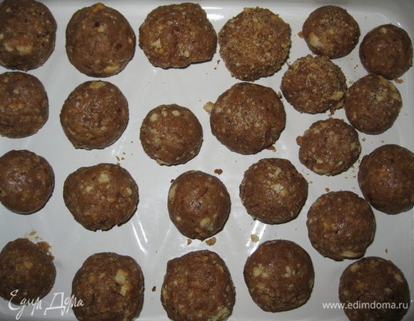 Еще раз тщательно перемешиваем, скатываем шарики, любого размера, обваливаем в оставшихся крошках. Ставим в холодильник на 40 минут.
Приятного аппетита!