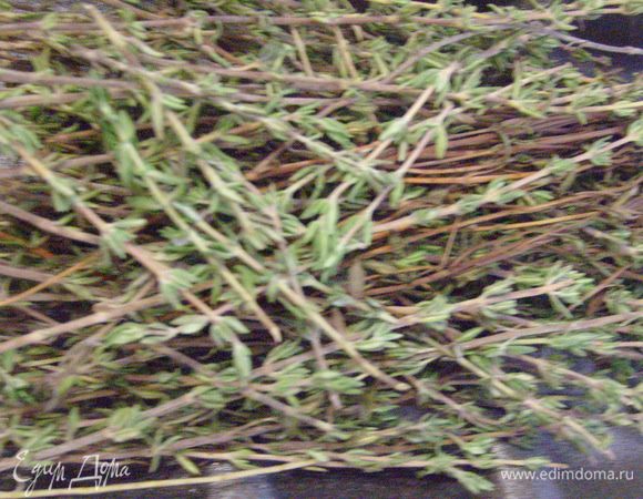 Растереть деревянной ложкой размягченное масло с листиками тимьяна и сахаром. Влить сливки и смешать.