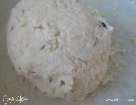 Муку просеять, смешать с солью и разрыхлителем. Соединить со сливочно-масляной смесью и вымесить деревянной ложкой, а затем руками. Тесто должно быть очень нежное и мягкое, и должно слегка липнуть к рукам (муки не досыпать!!!!)