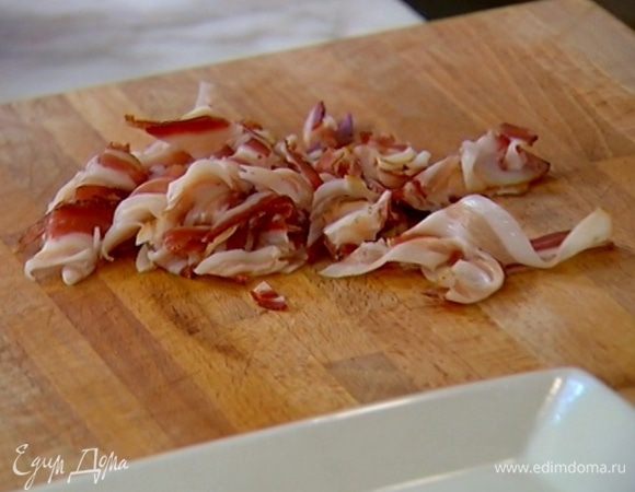 Бекон нарезать небольшими кусочками.