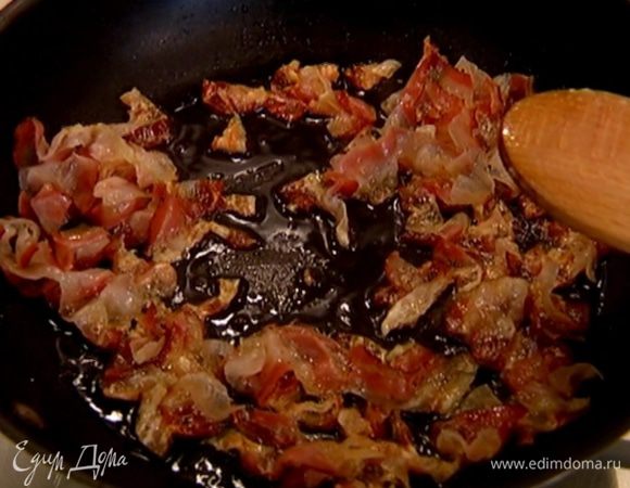 Разогреть в сковороде оливковое масло и обжарить бекон, затем выложить его на бумажное полотенце, чтобы убрать излишки жира.