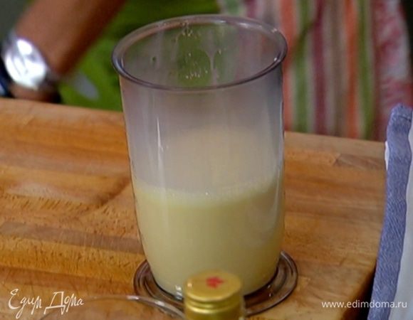 Яйца взбить миксером, влить молоко и взбить еще немного. Добавить смалец и вымешать миксером.