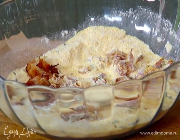 Муку перемешать с полентой, разрыхлителем, листьями тимьяна, беконом, перцем и солью.