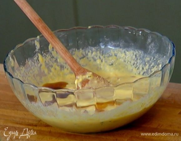 Яичную массу соединить с мучной, влить кленовый сироп и все вымешать. 