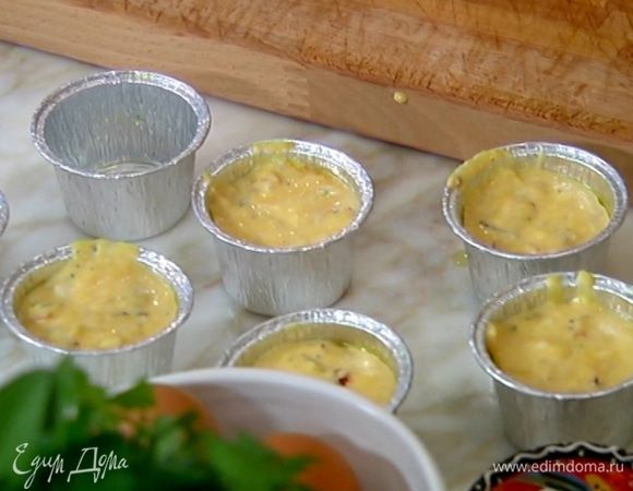 Формочки для маффинов смазать растительным маслом.