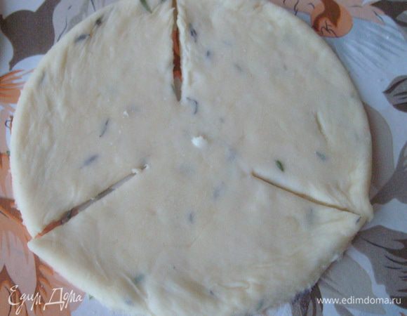 Подсыпая муку на стол или доску, раскатать тесто толщиной примерно 5-7 мм. Вырезать  стаканом (10 см в диаметре) круглые лепешки (я использовала бокал для мартини и получились булочки идеального размера). Надрезать каждую с трех сторон следующим образом.