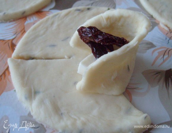 На серединку положить по кусочку моцареллы, вяленому помидору, завернуть поочередно,...