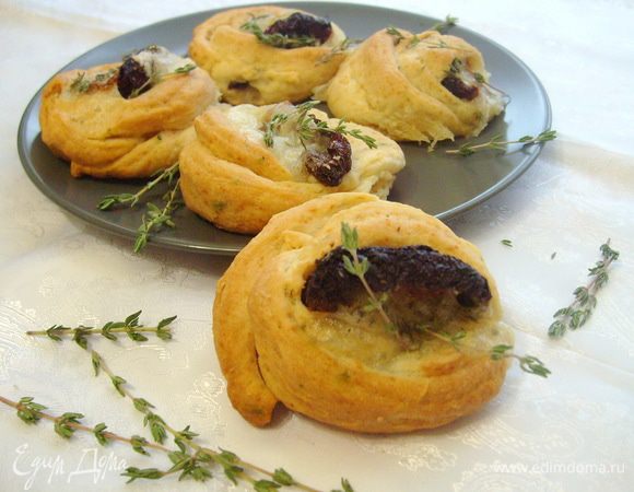  
 Выпекать при 190 градусах около 20 минут до румяности (главное не передержать в духовке!!!). После выпечки немного охладить и украсить веточками тимьяна.