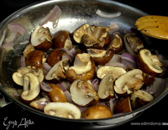 В небольшой емкости растопить слив.масло. Обжарить лук до мягкости. Добавить очищенные грибы и обжаривать все вместе.