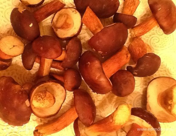 Грибы очистить, хорошенечко промыть, порезать на равные кусочки и бросить в кипящую воду, проварить 5 минут, воду слить, грибы промыть