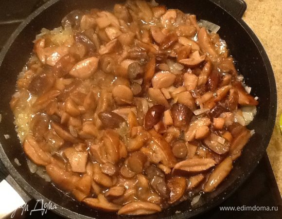 В кастрюлю вливаем свежую воду, доводим до кипения добавляем лавровый лист, душистый перец, соль, гвоздику и грибы и варим минут 10, затем бульон сливаем и оставляем  - он пригодится для приготовления риса.