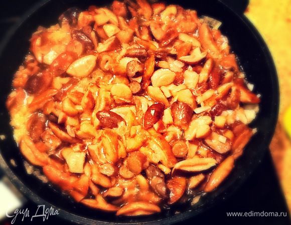 2 сковороды разогреть, влить в каждую по 2 ст. ложки оливкового масла и 1 ч. ложку сливочного масла, ½ мелко нарезанной луковицы и 1 дольку чеснока. Когда лук станет золотистого цвета, в одну  добавить грибы и обжаривать еще 10 минут и отставить.