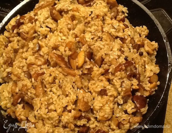 В другую сковороду добавить промытый рис, все перемешать и непрерывно помешивая, влить по чуть-чуть белое вино, затем добавить грибы и грибной бульон.  Когда рис будет почти готов добавить сливки и перемешать.