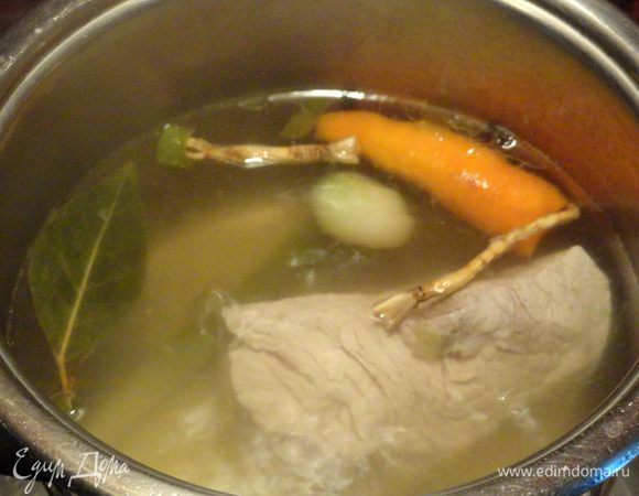 Варим крепкий бульон. А если Вы запасливая хозяйка, достаём бульон из морозилки и ставим на огонь. У меня всегда есть парочка замороженных бульонов по литру, полтора - очень удобно. Итак, доводим до кипения.