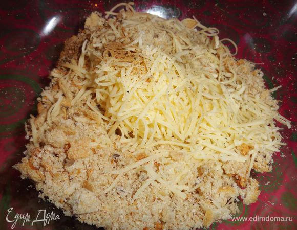 На тёрке натираем сыр в ту же миску с крошками. Солим, перчим, добавляем щепотку порошка мускатного ореха. 