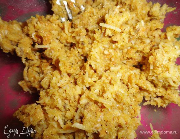 Слегка взбиваем яйца и вливаем их в... нет не в бульон, а к крошкам с сыром. Да,  именно так. Перемешиваем и маленькими порциями вводим смесь в бульон, одновременно энергично размешивая суп вилкой. Накрываем крышкой и томим 5-7 минут на самом маленьком огне.