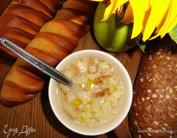 Перед тем как разлить по тарелкам, ещё раз хорошенько размешать. В каждую тарелку с супом положить маленькие чесночные гренки и, обязательно, добавить пару капель оливкового масла (куда ж без него в итальянской кухне!?). Несмотря на простоту и минимум ингредиентов суп получается на удивление насыщенным, с каким-то даже... копчёным вкусом.
Приятного аппетита!