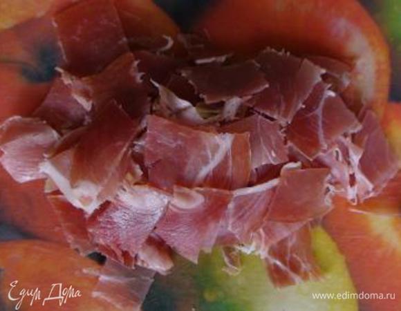 Тонко нарезать ветчину (а лучше купить уже нарезанную), затем еще и на маленькие кусочки.