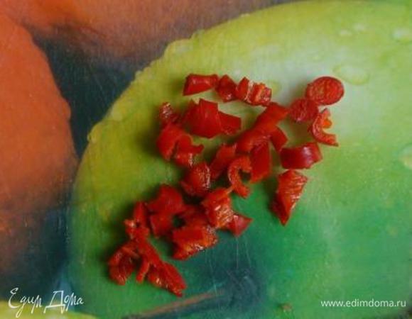 Чили нарезать мелко.