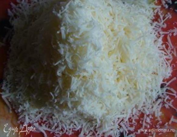 Натереть пармезан на мелкой терке.