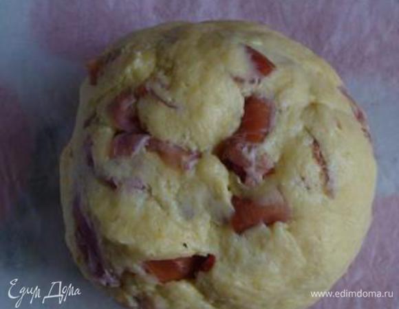 Взбить сливочное масло и, продолжая взбивать, ввести яйца, соль, пармезан и муку.  В конце вмешать в тесто ветчину и перец чили.