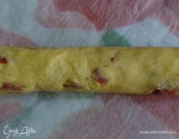 Сформировать на пергаментной бумаге полено из теста и перенести вместе с пергаментом в разогретую до 180 градусов духовку.