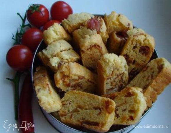 Остудить и получить удовольствие от нежного пикантного бискотти с ветчиной и перцем чили. Или можно хранить неделю в герметичном контейнере.