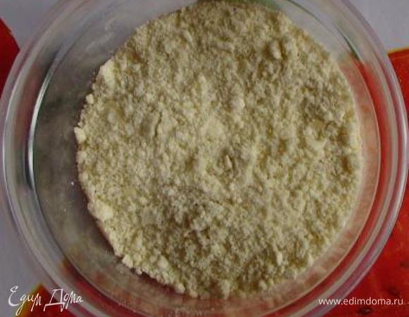 Сделать тесто.  Блендером или в кофемолке измельчить миндаль с 2 столовыми ложками муки. 