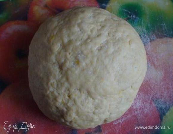 Взбить  масло с сахаром, солью, цедрой лимона и апельсина в течение 5 минут. Добавить измельченный миндаль. Добавить по одному яичные желтки, а затем миндальный экстракт и апельсиновый сок. Взбить. Добавить муку и вымесить тесто.