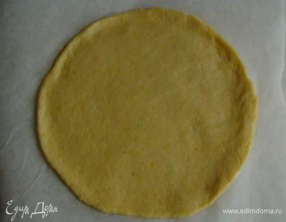 
Каждую часть раскатать на листе пергамента в круг диаметром 20 см. Сложить коржи на листах пергамента друг на друга и поместить в холодильник на 2 часа или в морозилку на 30 минут.