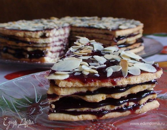 Сверху посыпать торт миндальными лепестками. Можно угощаться сразу же, но спустя 1-2 дня торт становится еще вкуснее.