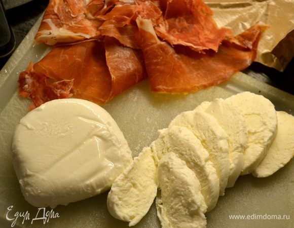 Нарезать кружочками сыр моцарелла, подготовить тонкие ломтики ветчины.