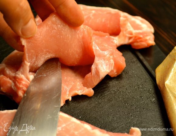 Подготовленные куски мяса посолить и поперчить по вкусу. В каждом ломтике сделать острым ножом надрезы, наподобие кармашка, не прорезая его насквозь!...