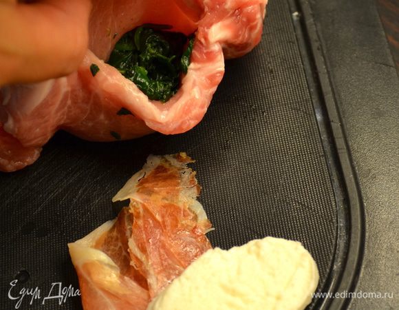 Начинаем заполнять, начинять "кармашки" шпинатом (сколько войдет), кусочком моцареллы и ломтиком ветчины.