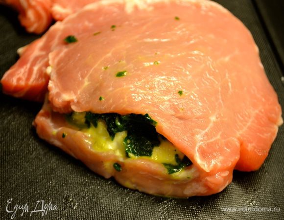 Заполнить таком образом и подготовить все мясные "кармашки". 