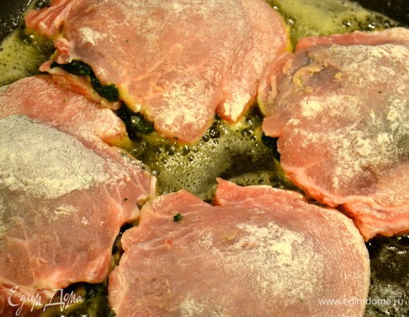 В глубокой тяжелой сковороде разогреть оливковое масло. Мясо слегка обвалять в муке, стряхнуть ее излишки и обжарить в масле с обеих сторон, по 5 минут с каждой стороны. Обжаренное мясо выложить на блюдо, сохранять в тепле. 