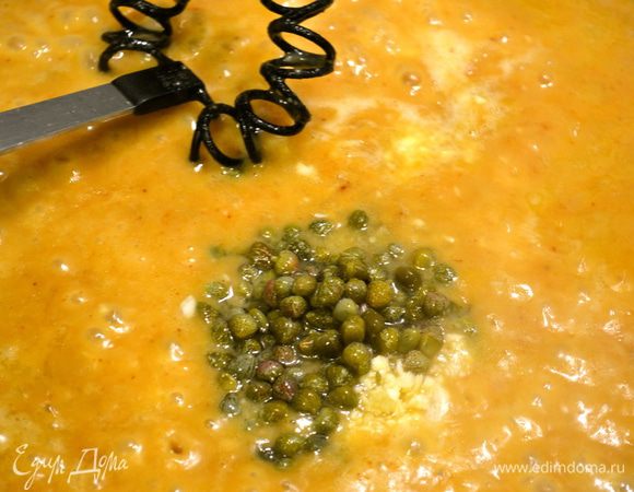 А в сковороду добавить сливочное масло, оставшийся чеснок, каперсы, вино, муку, бульон (сок лимона, если Вы его будете использовать). Посолить, поперчить по вкусу. Как следует перемешать и дать закипеть - соус готов! 