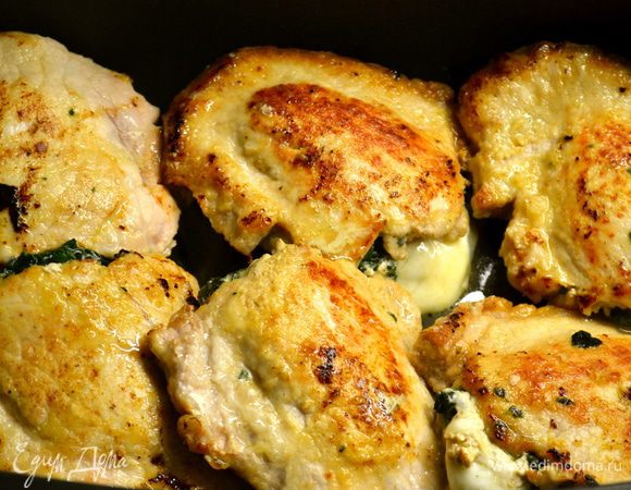 Мясные "кармашки" выложить в один слой в кастрюлю, форму (с крышкой), которая может быть поставлена в духовку. 