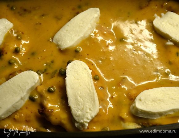 Сверху залить соусом. Порезать на кружочки вторую моцареллу. Выложить по кружочку сыра на мясо.