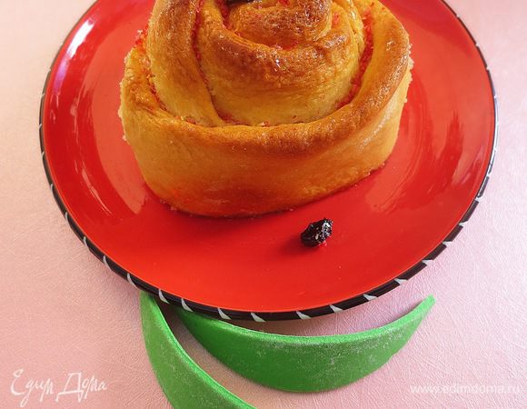 Его не нужно разрезать, Розочки легко отделяются друг от друга. Получается вот такая порция.