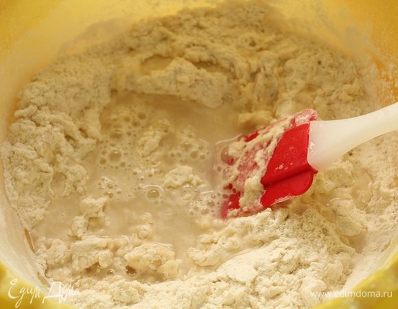 Сначала замочите дрожжи в 20 мл воды, затем вылейте дрожжи в миску с мукой, добавьте ещё воды, соли и замесите тесто. 