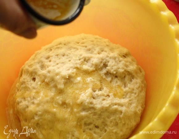 Затем вмешайте растопленное сливочное масло и хорошо вымесите тесто. 