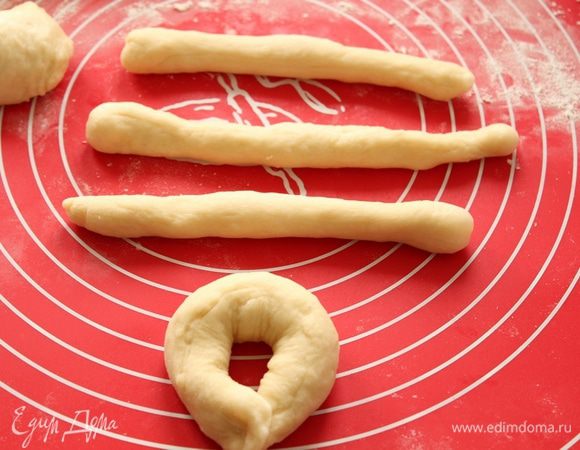От теста отщипываем небольшие кусочки и раскатываем тонкие жгутики длиною около 10 см. Защипываем жгутики.