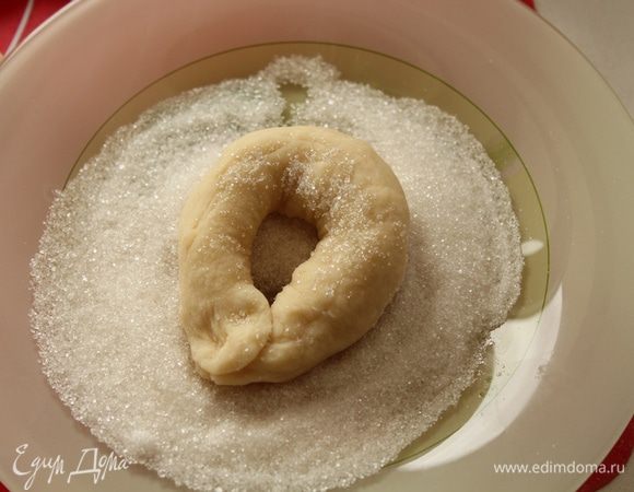 Обильно обваливаем в сахаре.