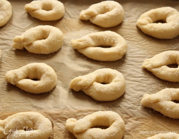 Выкладываем печенье на противень, покрытый  пекарской бумагой.
Ставим противень в нагретую до 180-200 градусов духовку и выпекаем 15-20 минут до румяности. 