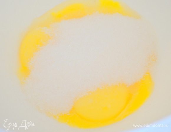 Для начала делаем бисквиты. Ванильный бисквит:
Желтки взбить с половиной сахара и ванилином в пышную массу